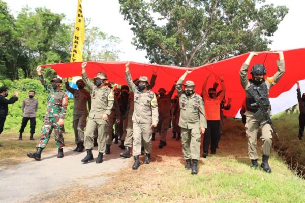 Pengibaran Bendera Merah Putih Raksasa Mengawali Latgab SAR di Madiun