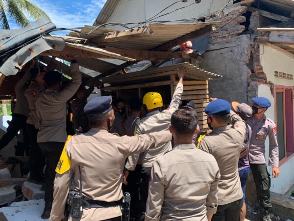 1 SSK Kompi 4 Brimob Polda Jatim Bantu Penanganan Gempa Bumi di Lumajang