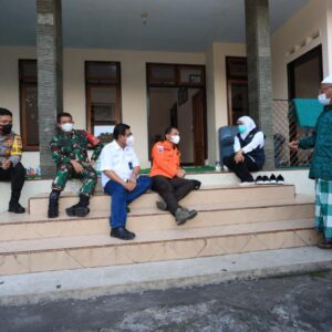 Forkopimda Jatim Lakukan Koordinasi di Emperan Teras Rumah Kyai Hasan Said Saat Tinjau Lokasi Gempa