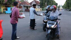 Hari Pertama Ramadan, Bupati Sumenep Bagi-bagi Takjil ke Pengendara Motor