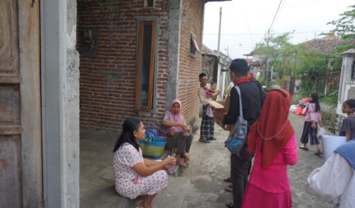 Semarak Ramadhan, Kelompok 47 PMM UMM Bagikan Takjil Kepada Warga RT 18 Desa Pendem