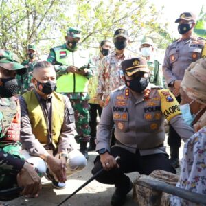 Polisi dan TNI Bagikan 10 Ton Beras dan 20 Ribu Masker untuk Warga Terdampak Covid di Mojokerto