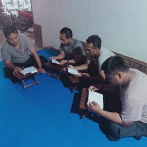Meski Sibuk, Petugas Pengamanan TPS PSU di Kabupaten Banjar Sempatkan diri Membaca Al-Qur’an