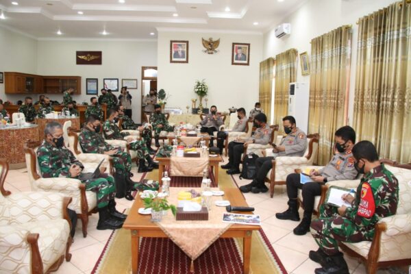 Panglima TNI dan Kapolri Berikan Arahan dalam Penanganan Covid-19 di Bangkalan