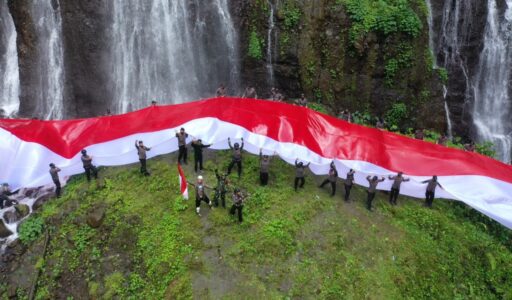Hari Bhayangkara ke 75, Polres Lumajang Kibarkan Bendera Merah Putih Raksasa