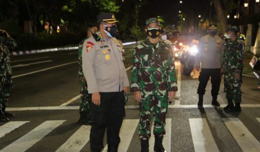 Malam Hari, Wakapolda Jatim dan unsur Forkopimda Jatim Tinjau Pos Pengendalian Covid-19 Polrestabes Surabaya