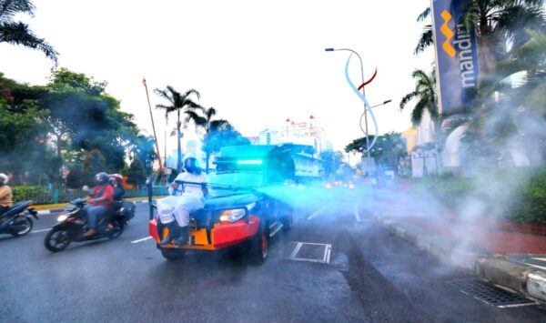 Mobil Water Cannon Polda Jatim Semprot Cairan Disinfektan di Sejumlah Jalan Protokol di Surabaya