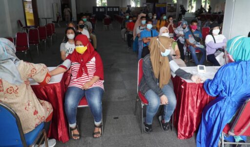 Lagi, Calon Penerima Vaksin Covid-19 Kembali Membludak di Polrestabes Surabaya