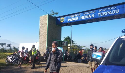 Satlantas Polres Bondowoso Laksanakan Himbauan Penerapan Prokes Ketat di Pasar Hewan Selolembu