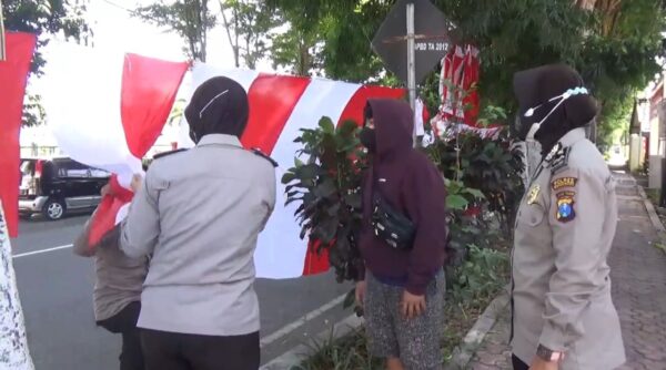 Bantu Pedagang, Polres Bondowoso Borong 1.000 Bendera Merah Putih