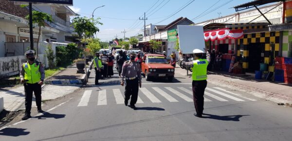 Satlantas Polres Bondowoso Hentikan Pengguna Jalan Raya Untuk Peringati Detik-detik Proklamasi
