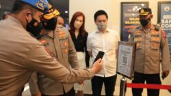 Pastikan Penerapan Prokes, Kapolda Jatim Cek Vaksinasi dan Barcode Peduli Lindungi di Mall Surabaya