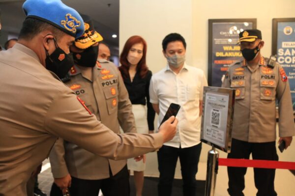 Pastikan Penerapan Prokes, Kapolda Jatim Cek Vaksinasi dan Barcode Peduli Lindungi di Mall Surabaya