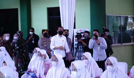 Presiden dan Kapolri Tinjau Vaksinasi Merdeka di Ponpes dan Tempat Ibadah Se-Indonesia