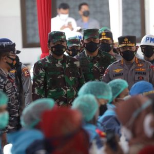 Panglima TNI dan Kapolri Hadiri Serbuan Vaksinasi 15.000 Warga di Banyuwangi