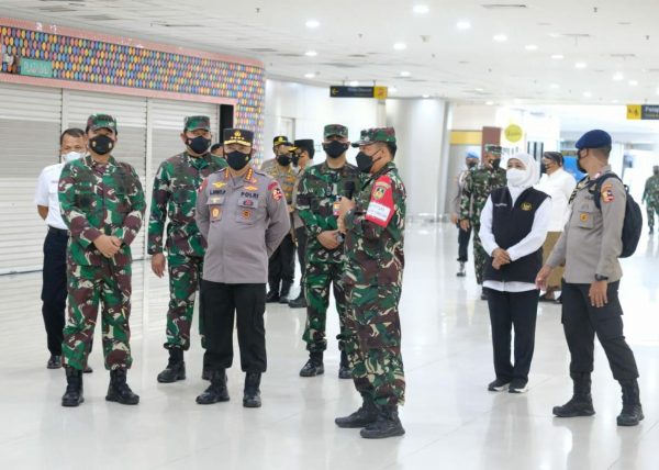 Panglima TNI, Kapolri dan KSAL cek Serbuan Vaksinasi di Terminal 2 Juanda