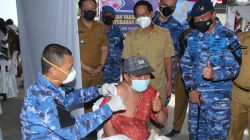 Serbuan Vaksinasi Diiringi Bantuan Sosial di Bitung Sulut