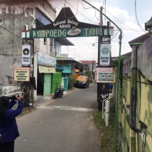 Bergelar Kampung Keren dan Independen, Mahasiswa KKN UM Kenalkan Kampung Tahu Tinalan lewat Video Profil Epik