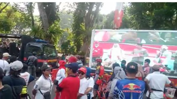 Polda Jatim Hibur Masyarakat di CFD Taman Bungkul Surabaya Sambil Lalu Menyaksikan Kirab Merah Putih Melalui Videotron