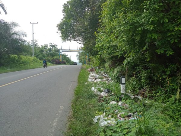 Sampah Hiasi Perbatasan Kota Lubuklinggau dan Musirawas 