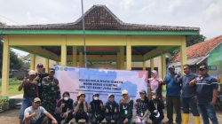 Bersama Babinsa Muneng Kidul, Mahasiswa KKN Kelompok 56 UPN Veteran Jatim Laksanakan Kerja Bakti