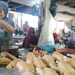 Jelang Ramadhan, Harga Daging Ayam di Pasar Anom Sumenep Melonjak
