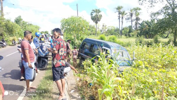 Patah Ban, Mobil Carry Berpenumpang Orang Sakit Nyungsep