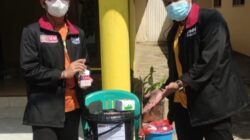 Bentuk Peduli bersih dan Sehat, Mahasiswa PMM UMM Buat Tempat Cuci Tangan dan Sabun di Dusun Sendang
