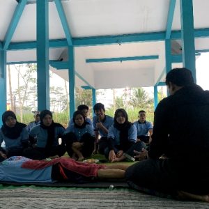 Pemberdayaan Masyarakat Desa Sukorejo, Mahasiswa KKN UM Berikan Pelatihan Sport Massage Untuk Meningkatkan Kebugaran