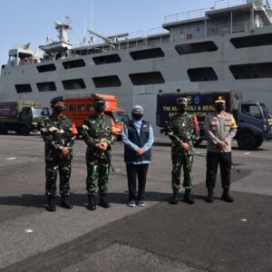 Melalui Koarmada II, TNI AL dengan KRI Tanjung Kambani-971 II angkut 30 Truck Bantuan ke NTT