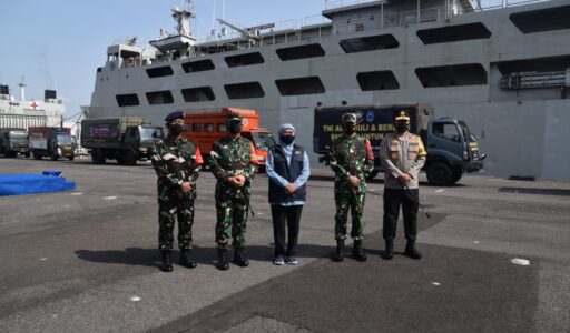 Melalui Koarmada II, TNI AL dengan KRI Tanjung Kambani-971 II angkut 30 Truck Bantuan ke NTT