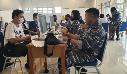 TNI AL Lanal Balikpapan Kerahkan Babinpotmar Untuk Kelancaran Serbuan Vaksinasi Masyarakat Setempat